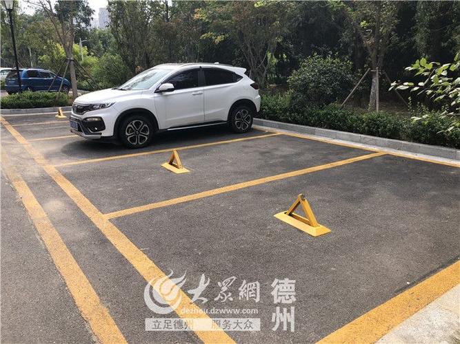 车位上锁导致大部分公共停车位闲置小区外围未上锁的公共停车位停满