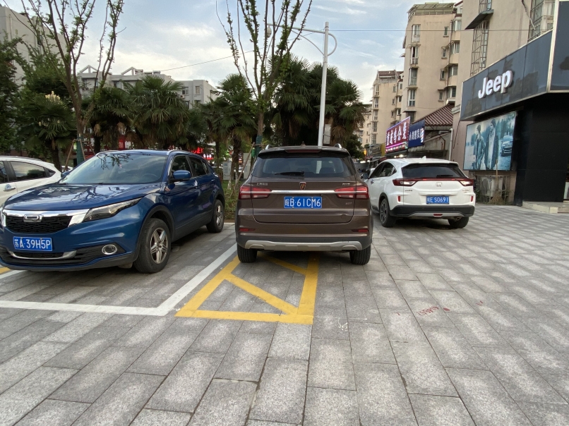 施划&ldquo;特殊&rdquo;停车位 绘制文明&ldquo;风景线&rdquo;